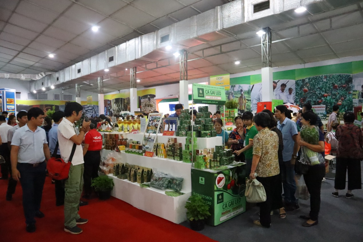 Các gian hàng tại Hội chợ hàng nông sản, thủ công mỹ nghệ và sản phẩm OCOP Thủ đô.