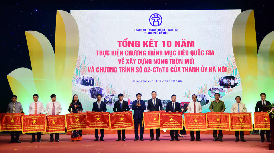Chủ tịch UBND thành phốHà Nội Nguyễn Đức Chung trao Cờ thi đua xuất sắc của thành phốcho các tập thể.