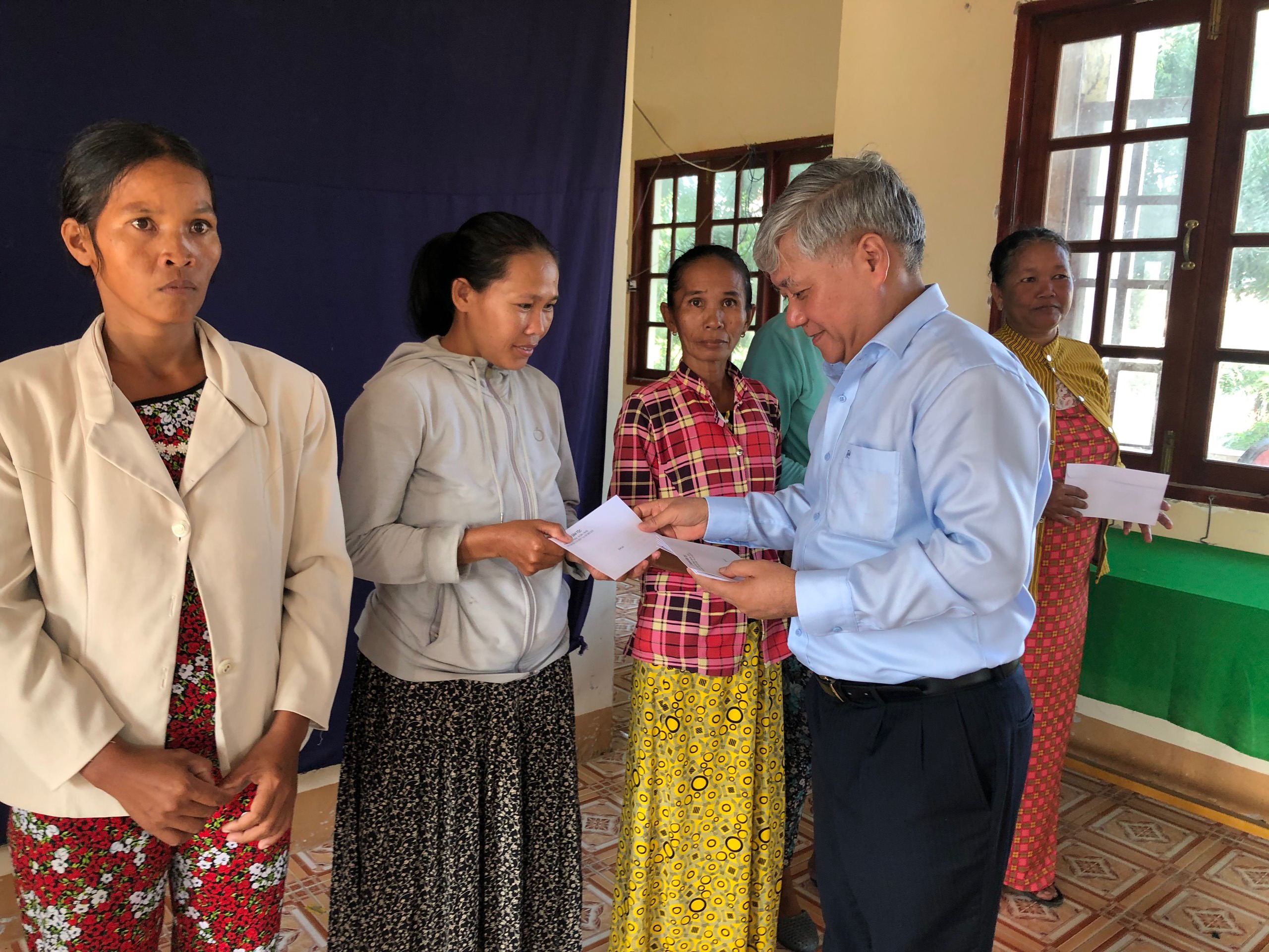Bộ trưởng , Chủ nhiệm UBDT Đỗ Văn Chiến thăm và tặng quà cho đồng bào DTTS nghèo tại xã Phú Lạc, huyện Tuy Phong, tỉnh Bình Thuận.