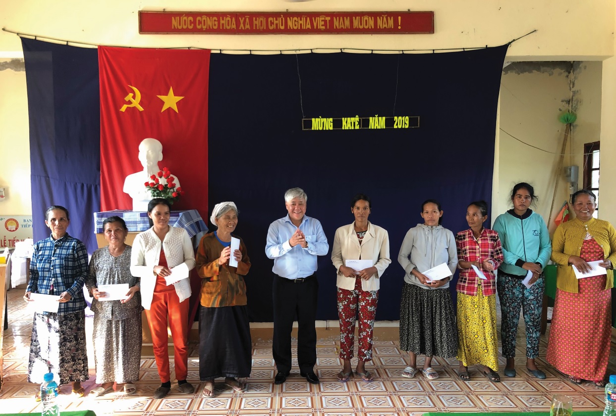 Bộ trưởng, Chủ nhiệm UBDT Đỗ Văn Chiến thăm, tặng quà đồng bào Chăm nghèo tại xã Phú Lạc, huyện Tuy Phong, tỉnh Bình Thuận.