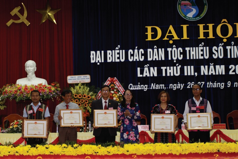 Bà Hoàng thị Hạnh, Thứ trưởng, Phó chủ nhiệm UBDT trao Bằng khen của UBDT cho các tập thể có thành tích xuất sắc trong công tác dân tộc.