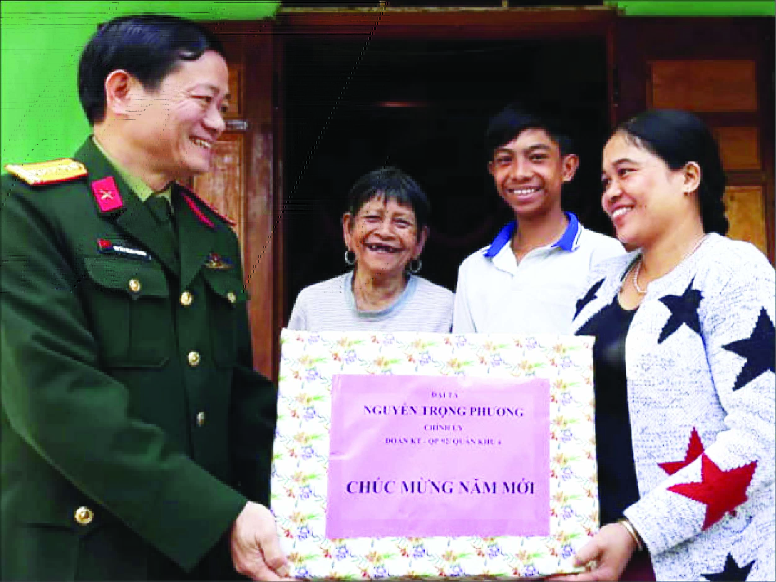 Đại tá Nguyễn Trọng Phương, Chính ủy Đoàn KT-QP 92 tặng quà tết cho gia đình kết nghĩa.