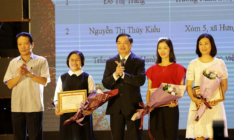 Đ/c Lê Mạnh Hùng, Phó Trưởng ban Tuyên giáo Trung ương và đ/c Hoàng Vĩnh Bảo, Thứ trưởng Bộ Thông tin và Truyền thông trao giải Nhất cho các cá nhân đoạt giải.