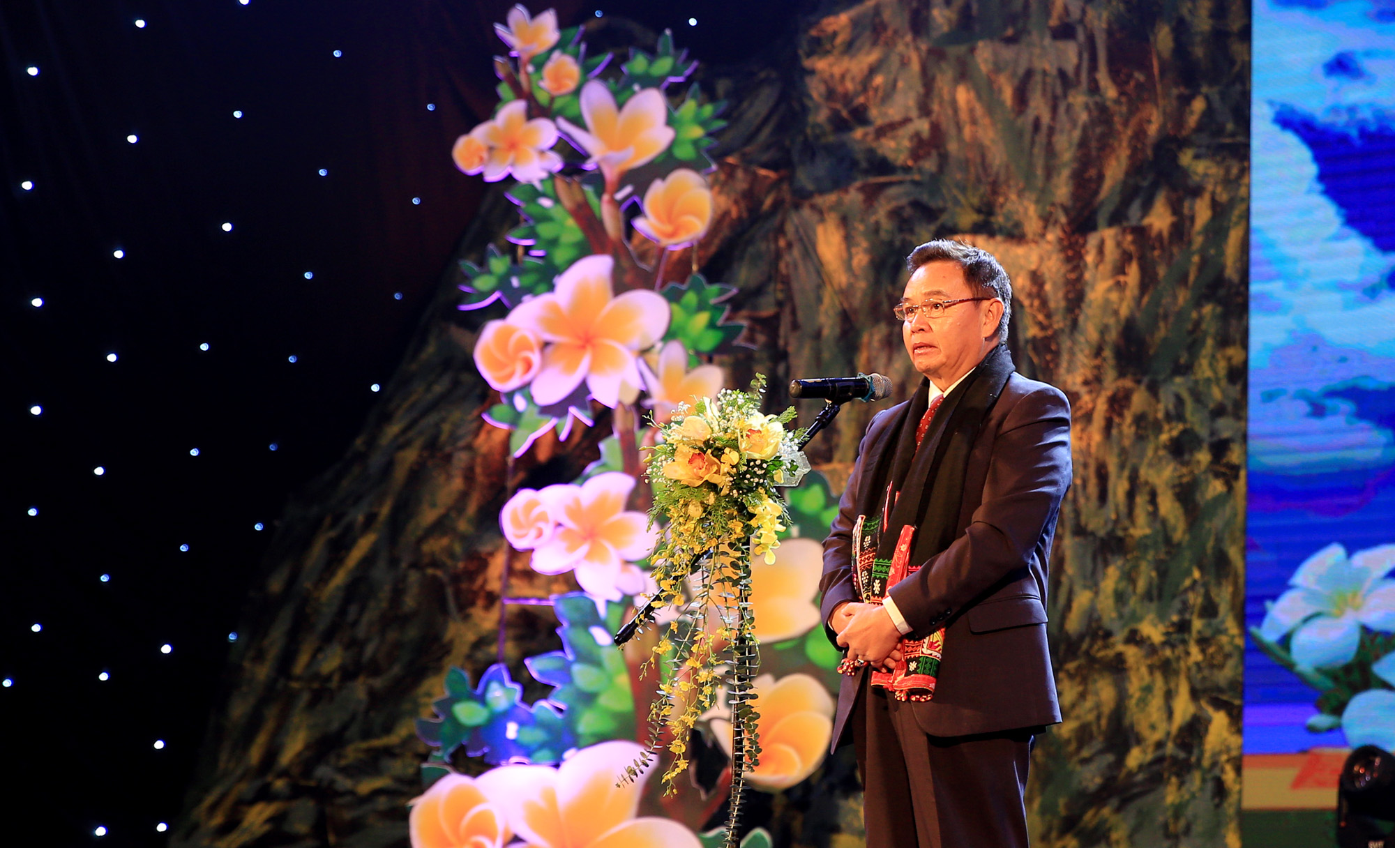 Chủ tịch Ủy ban Trung ương Mặt trận Lào xây dựng đất nước Xay-xổm-phon Phôm-vi-hản phát biểu tại chương trình