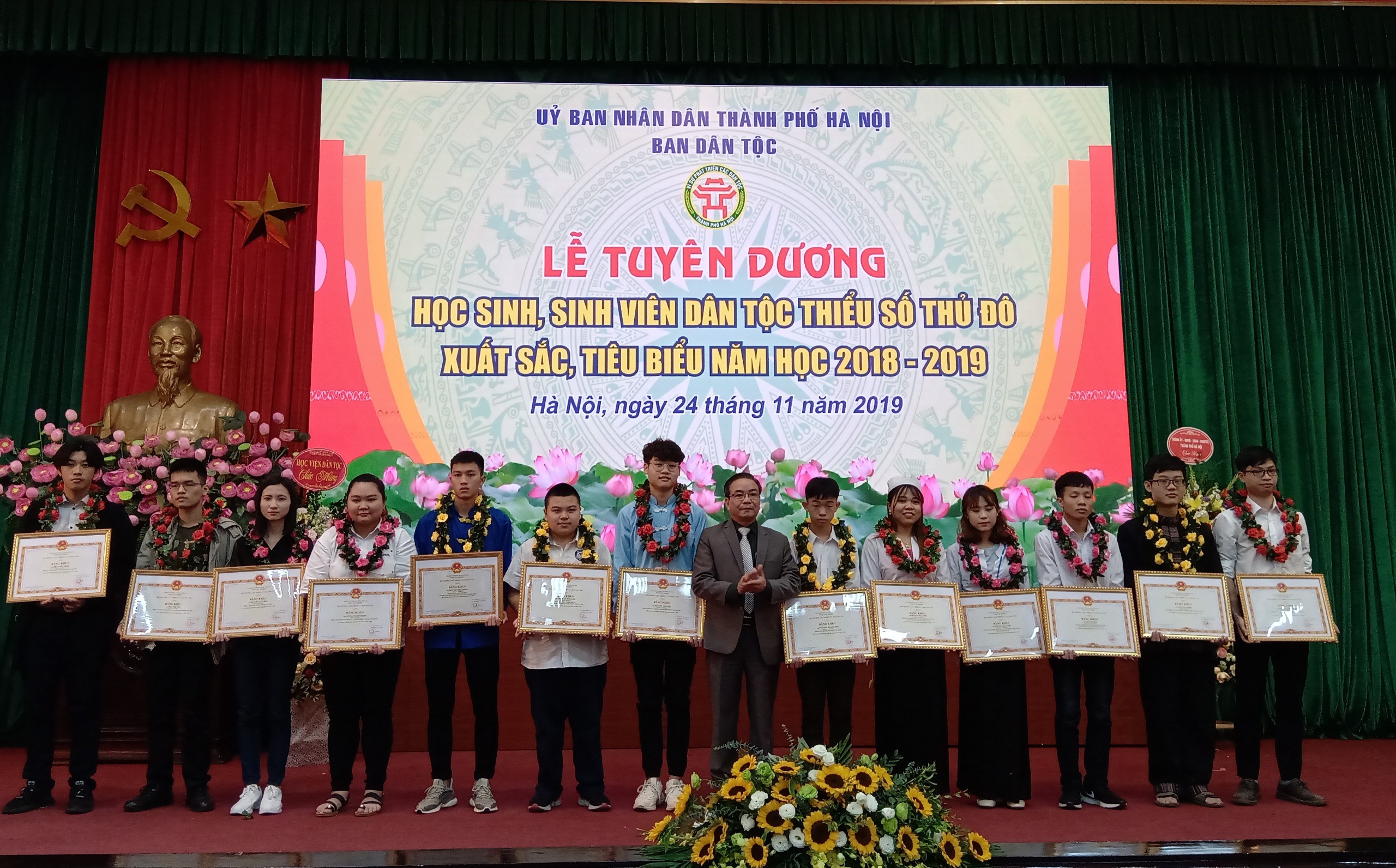 Ông Vũ Hữu Hoạt, Vụ trưởng Vụ Tuyên truyền (UBDT) trao Bằng khen của Bộ trưởng, Chủ nhiệm UBDT cho 14 em học sinh, sinh viên có thành tích tiêu biểu xuất sắc trong năm học 2018-2019
