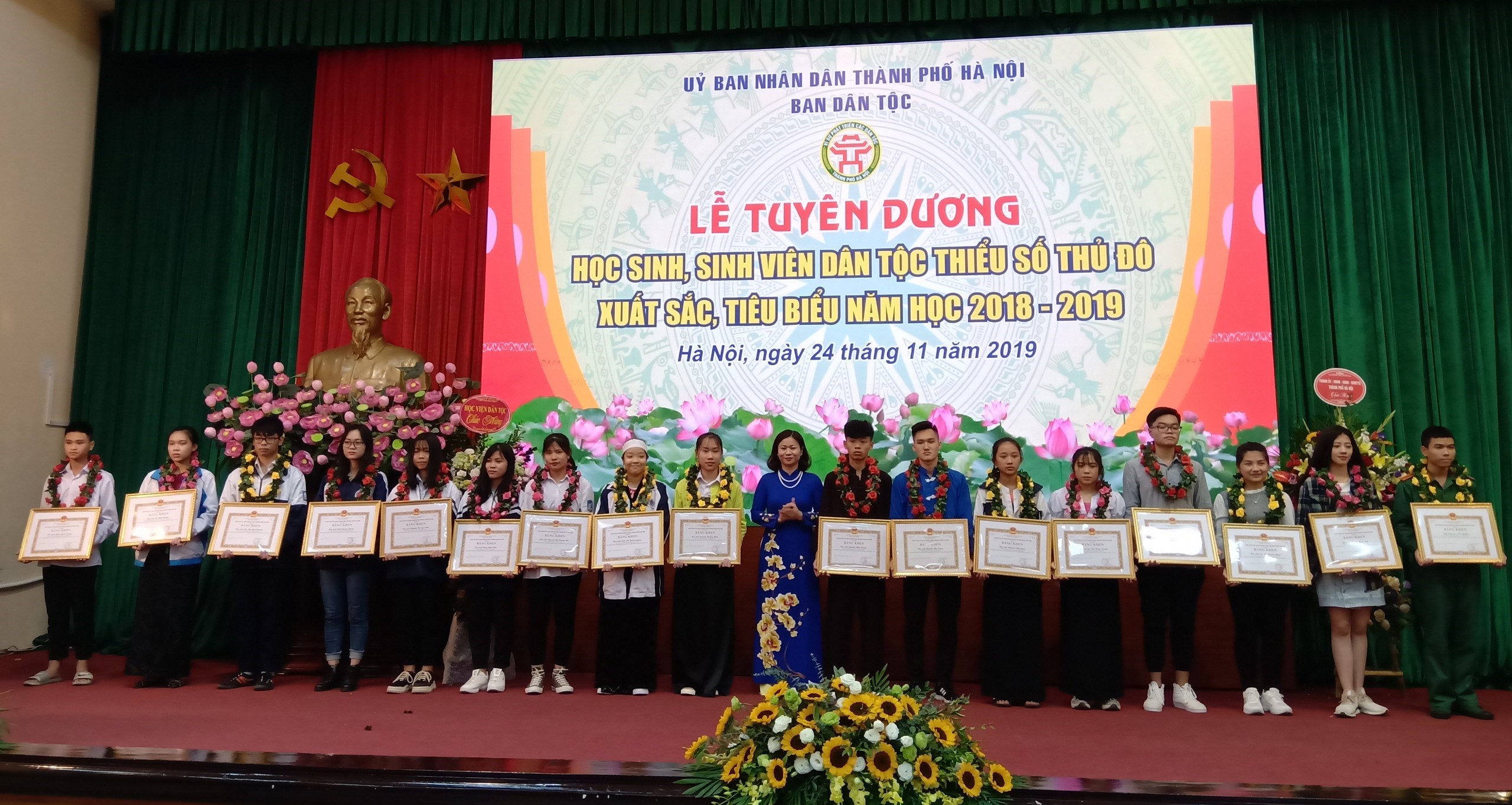 Bà Trần Thị Tuyến, Trưởng ban Dân vận TP. Hà Nội trao Bằng khen của Chủ tịch UBND TP. Hà Nội cho 18 em học sinh có thành tích cao trong các kỳ thi học sinh giỏi cấp TP và đỗ đại học điểm cao trong năm học 2018-2019