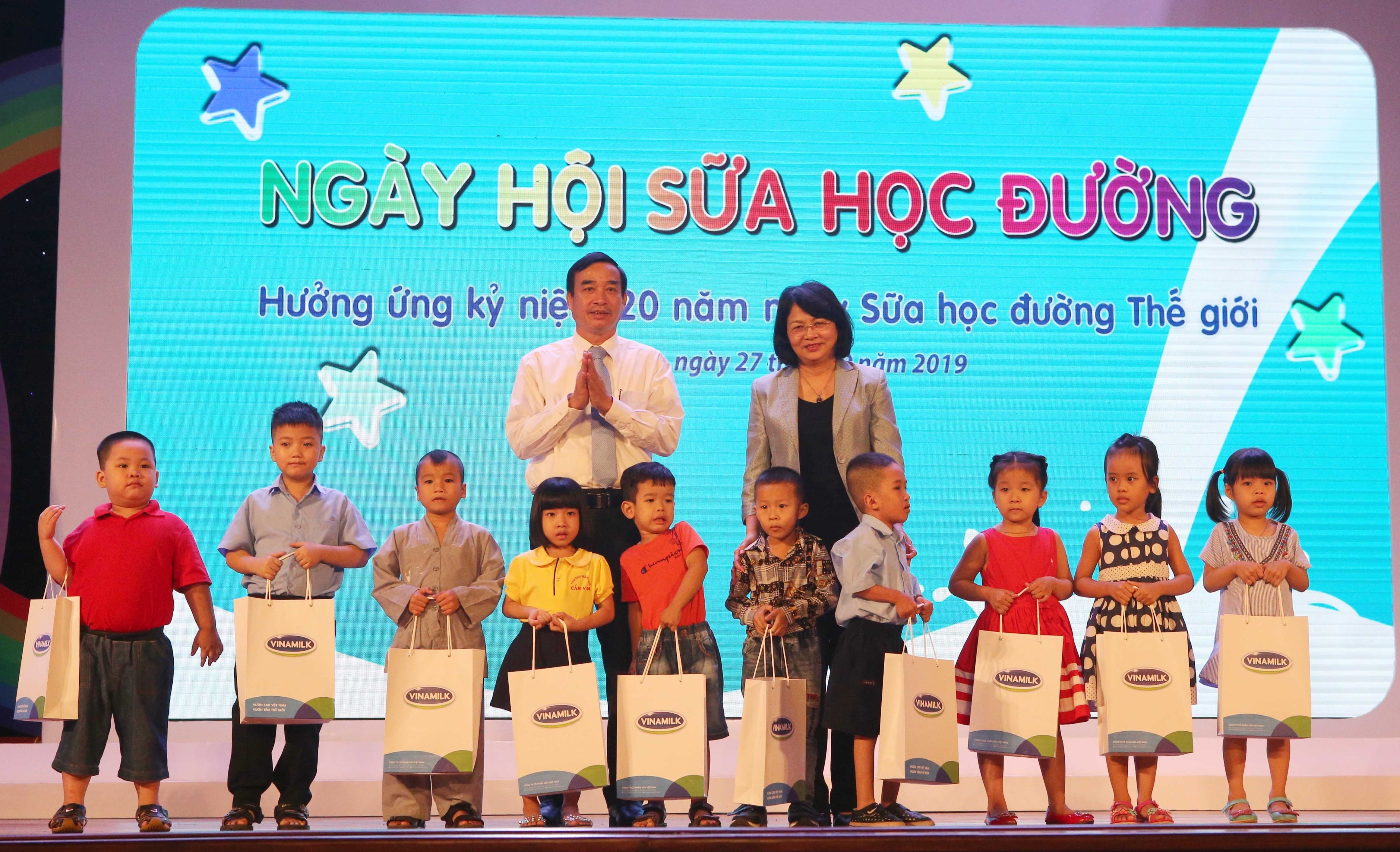 Phó Chủ tịch nước Đặng Thị Ngọc Thịnh cùng đại diện lãnh đạo TP. Đà Nẵng trao tặng học bổng của Ban Tổ chức cho các em mầm non có hoàn cảnh đặc biệt khó khăn.