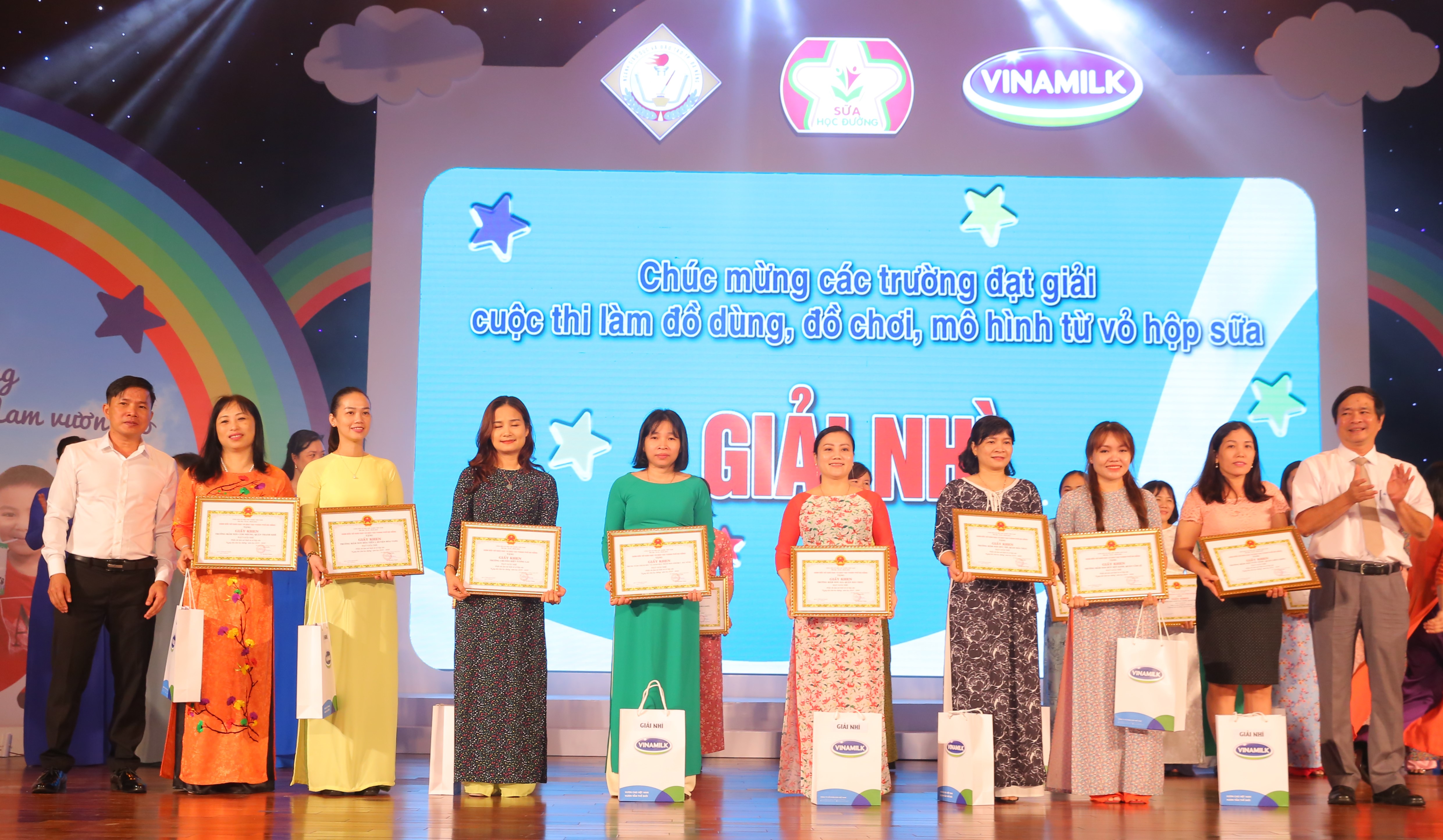 Đại diện Ban tổ chức trao tặng giấy khen và phần thưởng cho các trường mầm non đạt giải Nhì cuộc thi làm đồ dùng, đồ chơi, mô hình từ vỏ hộp sữa.