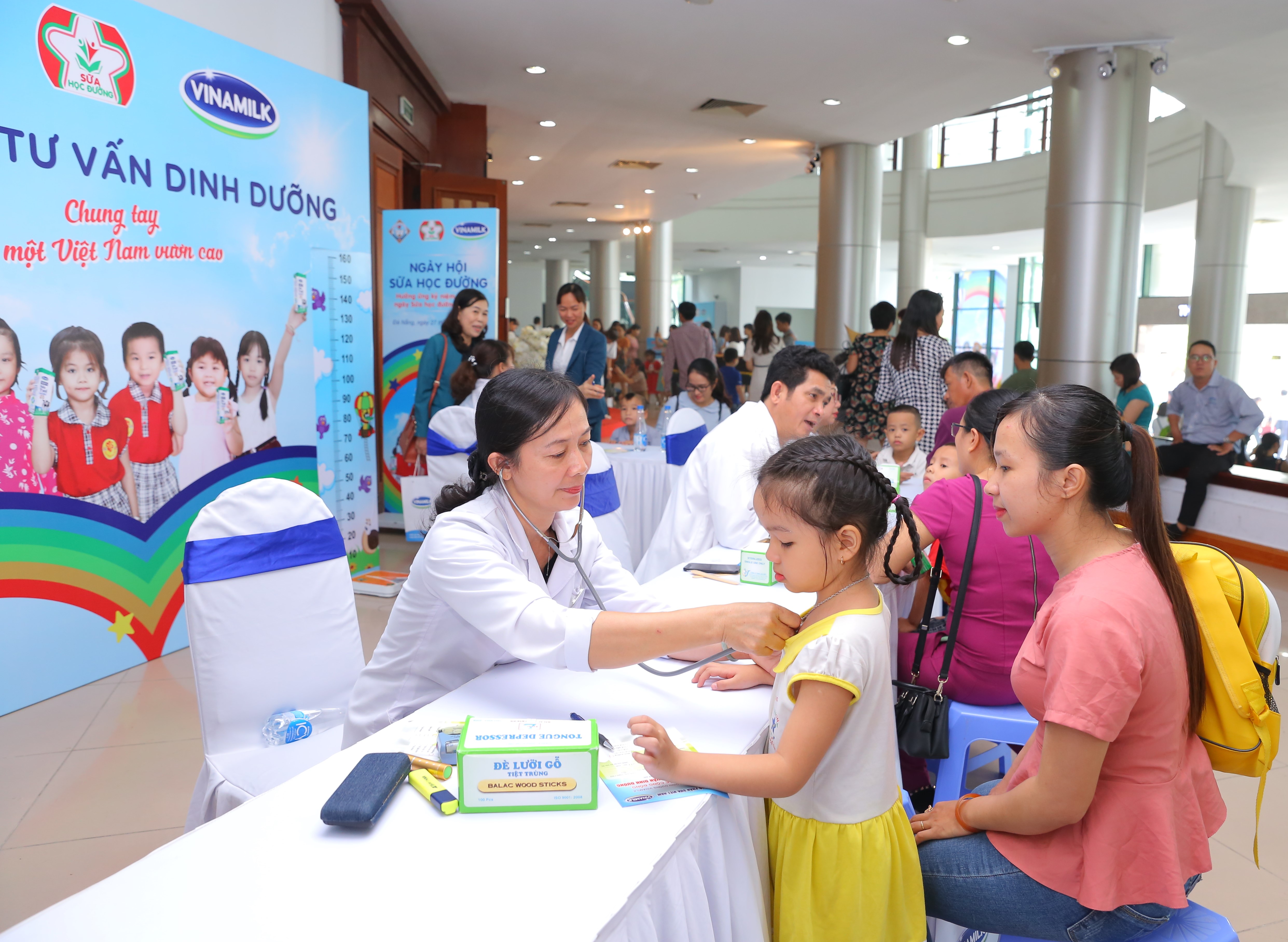 Các bác sĩ đến từ Trung tâm Tư vấn Dinh dưỡng Vinamilk khám và tư vấn dinh dưỡng cho các em học sinh tại Ngày hội SHĐ Đà Nẵng.
