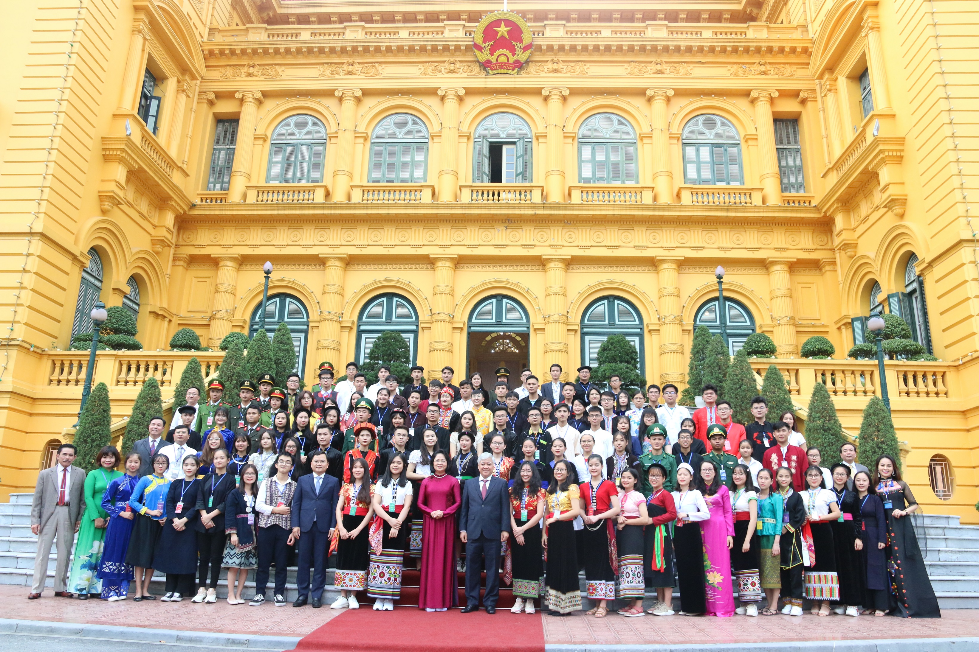 Phó Chủ tịch nước Đặng Thị Ngọc Thịnh và Bộ trưởng, Chủ nhiệm UBDT Đỗ Văn Chiến chụp ảnh kỷ niệm với các em học sinh, sinh viên, thanh niên DTTS xuất sắc, tiêu biểu