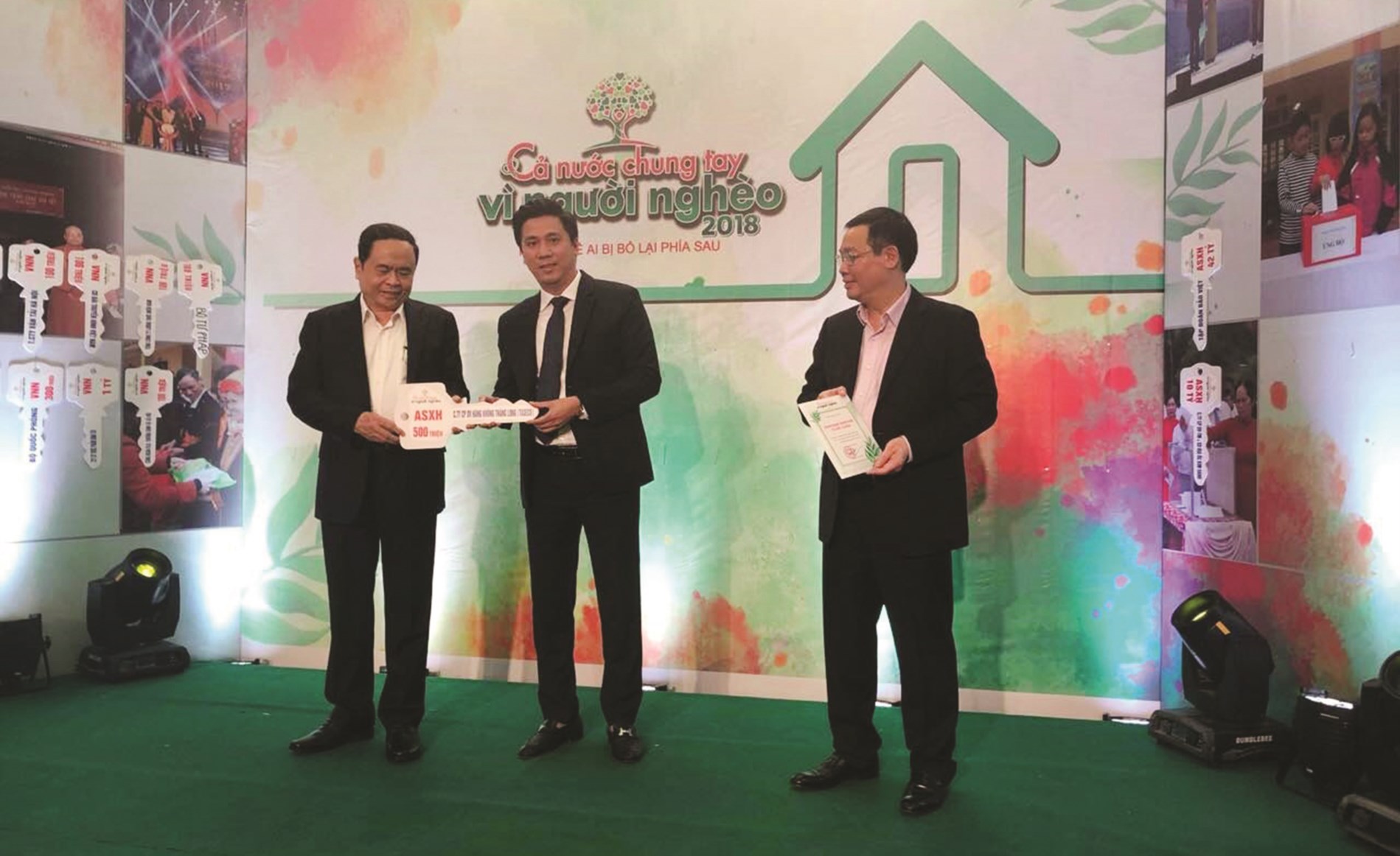 Ông Đỗ Việt Thanh (đứng giữa), Phó Tổng Giám đốc Công ty TASECO trao bảng tiền tượng trưng cho Ban Tổ chức Chương trình ‘’Cả nước chung tay vì người nghèo 2018”.