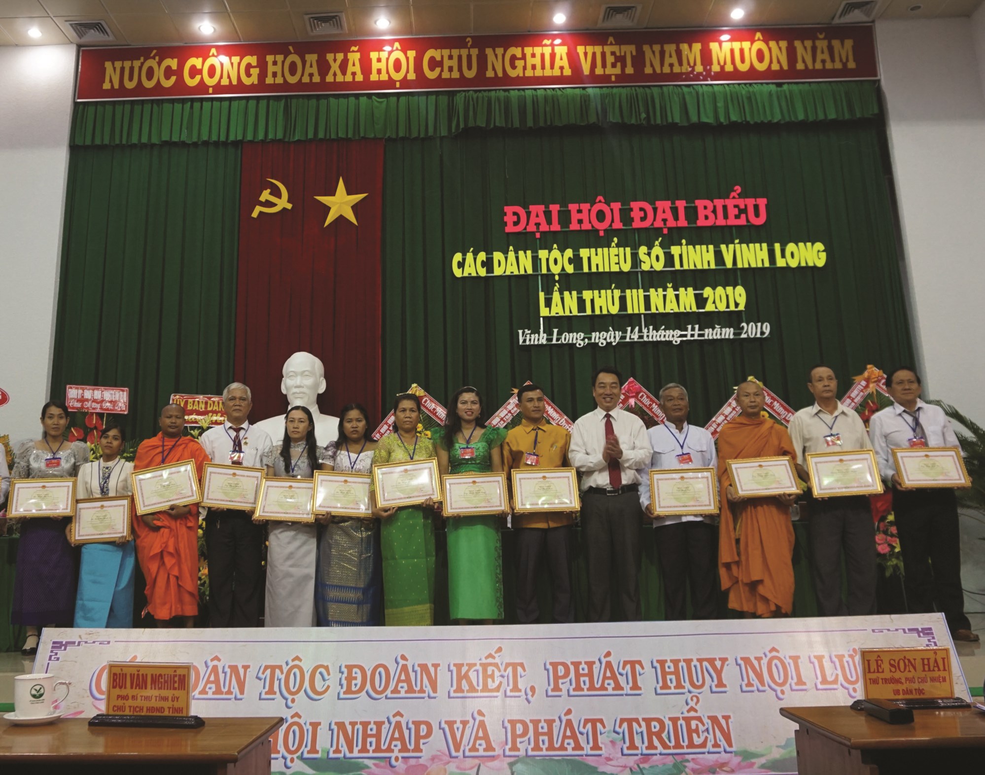 Ông Lữ Quang Ngời, Phó Chủ tịch UBND tỉnh Vĩnh Long trao Bằng khen của Chủ tịch UBND tỉnh cho các cá nhân