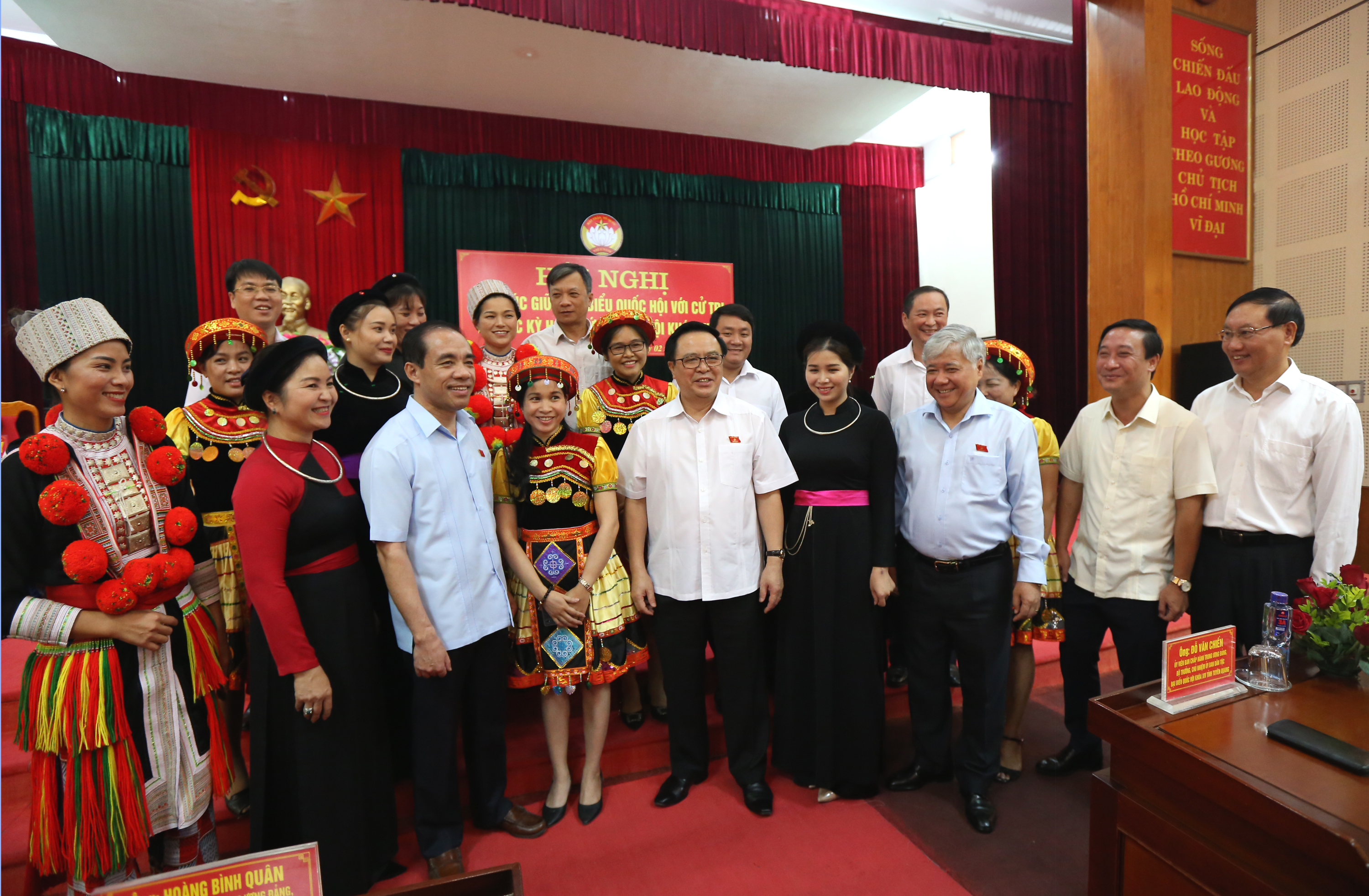 Các đại biểu Đoàn ĐBQH tỉnh Tuyên Quang trò chuyện với cử tri huyện Na Hang