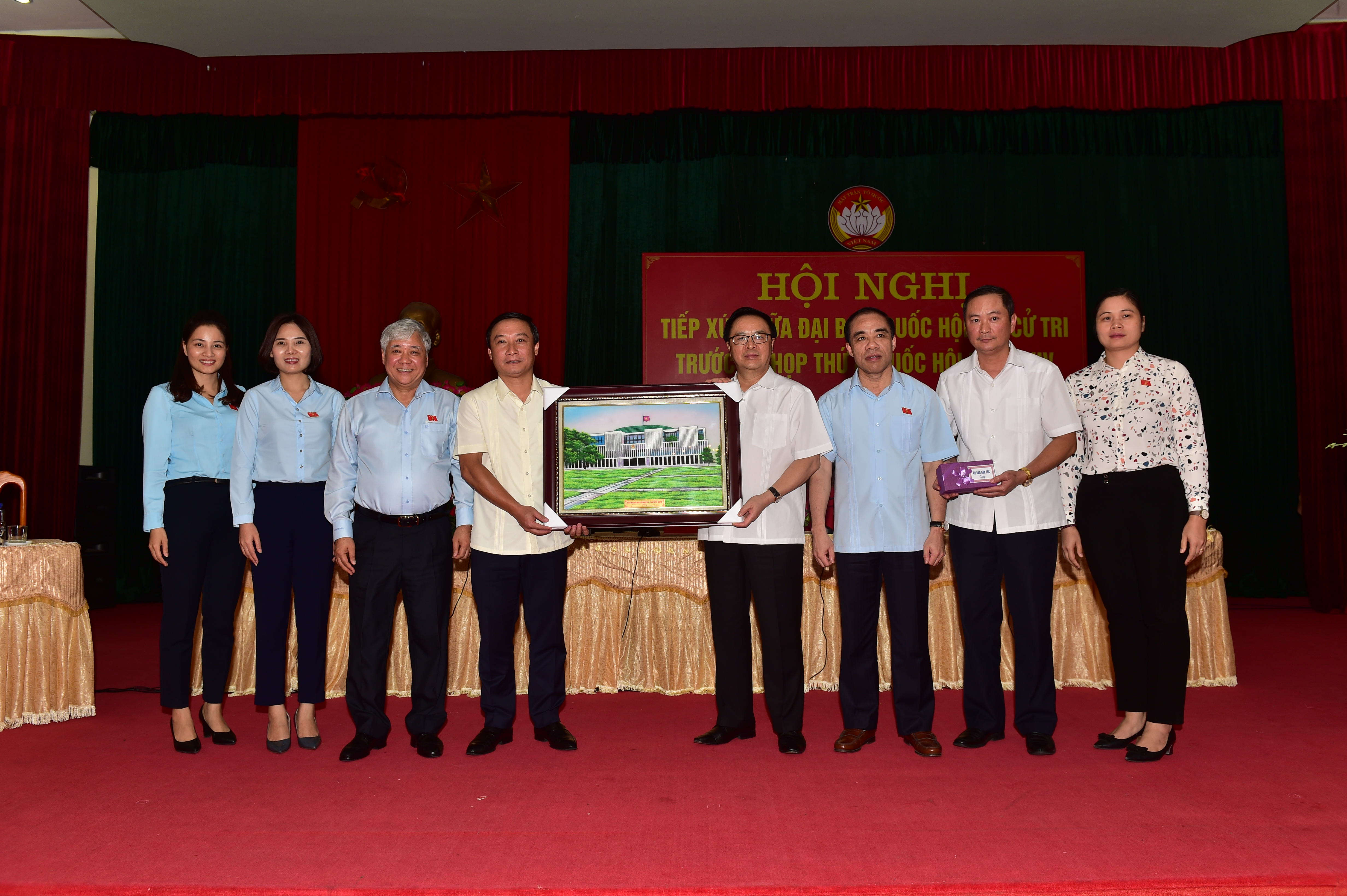 Bộ trưởng, Chủ nhiệm UBDT Đỗ Văn Chiến tặng quà cho Quỹ khuyến học huyện Na Hang