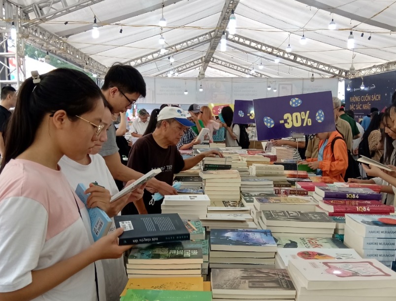 Hội sách thu hút nhiều độc giả đến thăm quan đọc và mua sách.