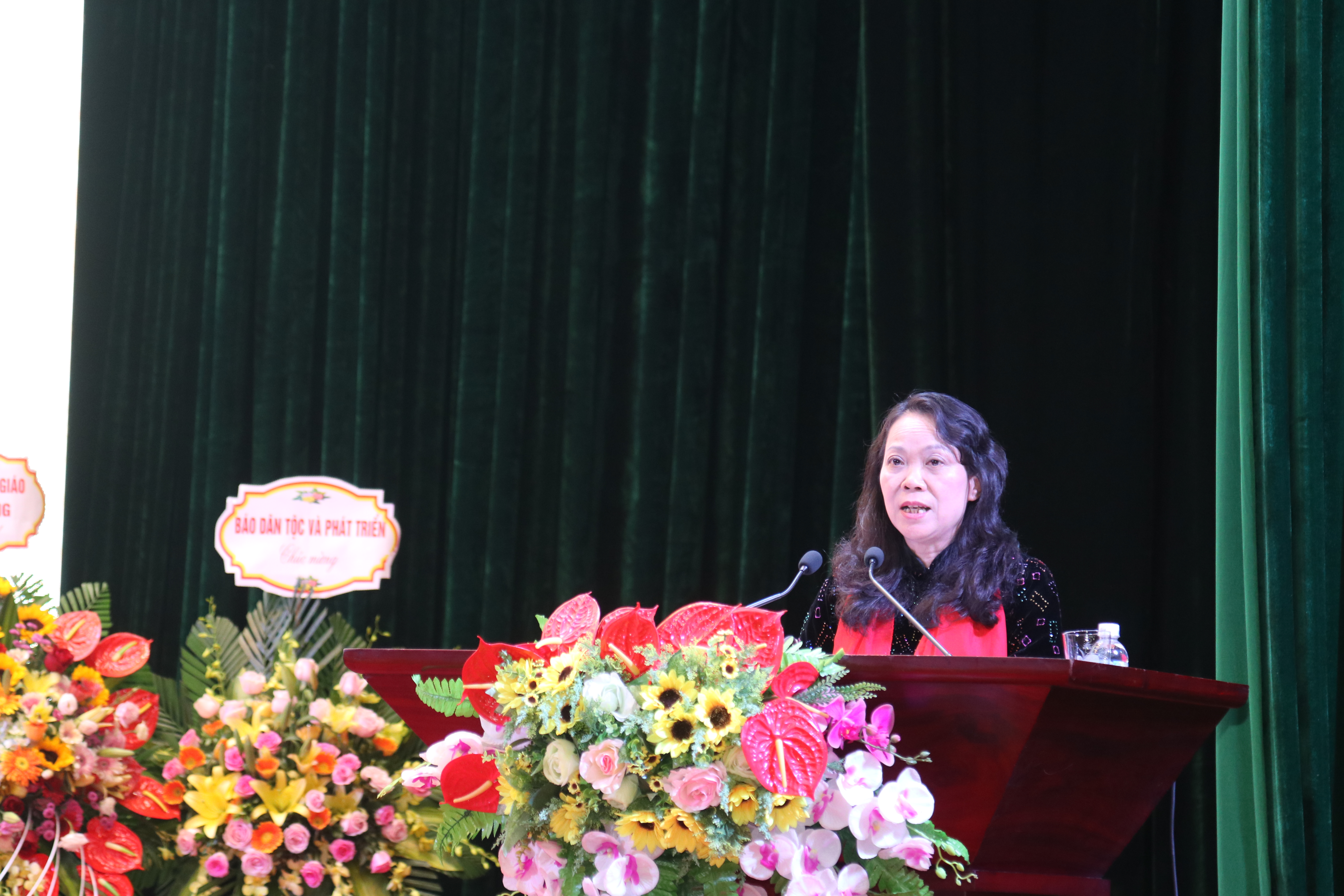 Thứ trưởng, Phó Chủ nhiệm UBDT Hoàng Thị Hạnh phát biểu tại Đại hội