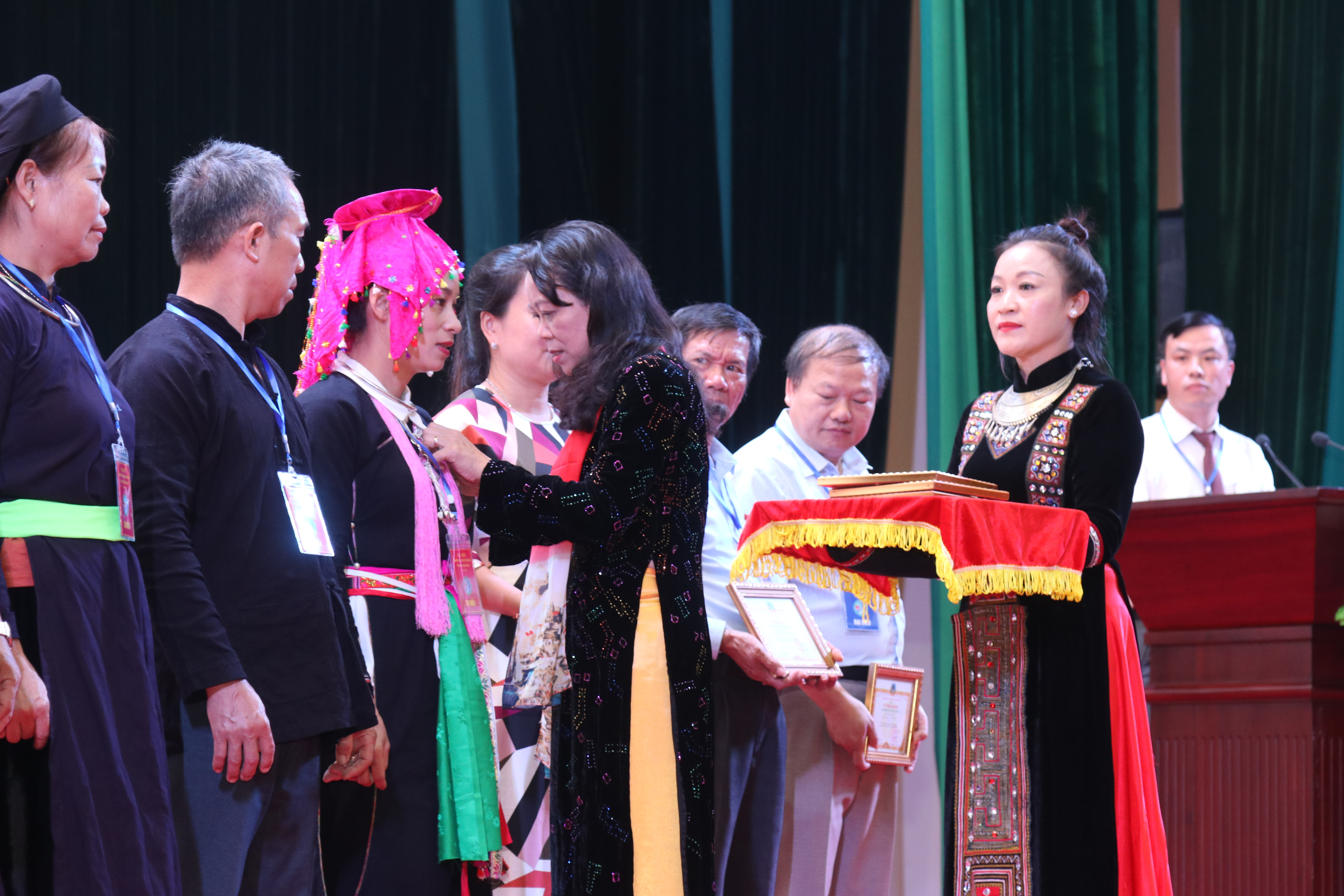Thứ trưởng, Phó Chủ nhiệm UBDT Hoàng Thị Hạnh trao Kỷ niệm chương cho các đại biểu
