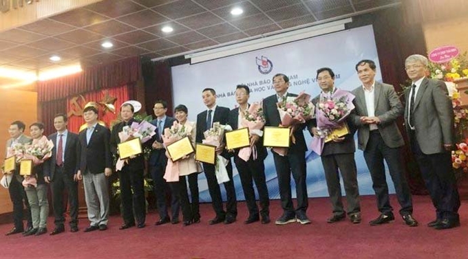 Đại diện CLB Nhà báo KH&CN trao Kỷ niệm chương và tặng hoa chúc mừng các đơn vị được bình chọn. (Ảnh: BL) 