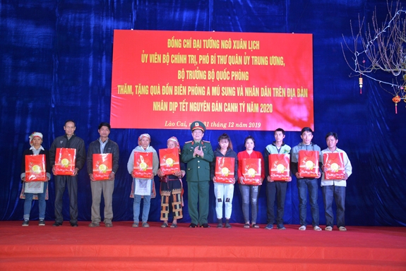 Đại tướng Ngô Xuân Lịch chúc tết, tặng quà cho các hộ gia đình chính sách, hộ nghèo xã A Mú Xung và xã Nậm Chạc