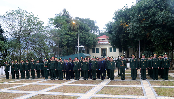 Đoàn công tác thực hiện nghi lễ chào cở Tổ quốc tại cột cờ Lũng Pô