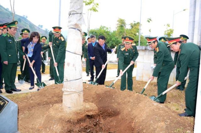 Đại tướng Ngô Xuân Lịch trồng cây lưu niệm tại cột cờ Lũng Pô