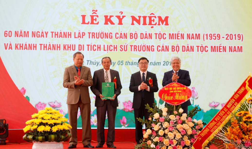 Bộ trưởng, Chủ nhiệm UBDT Đỗ Văn Chiến trao quà tặng Quỹ Khuyến học cho huyện Lạc Thủy