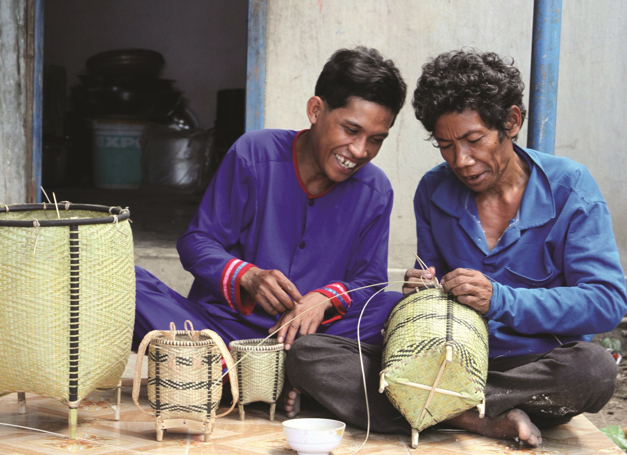 Anh Tạ Yên Tình truyền nghề đan lát mây tre truyền thống của đồng bào Raglai cho thanh niên địa phương