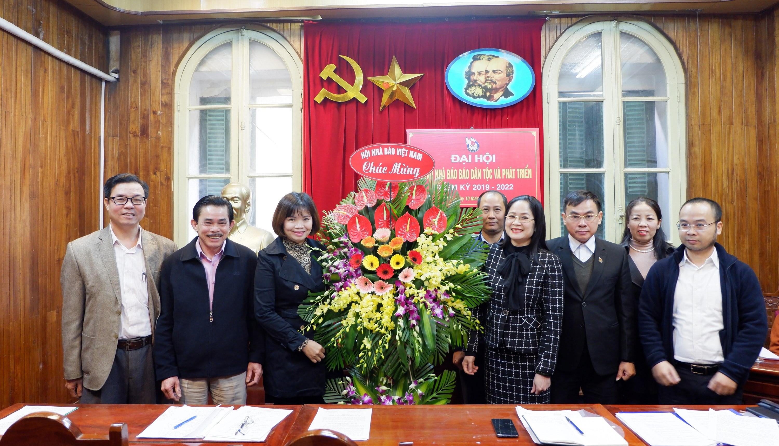 Hội Nhà báo Việt Nam tặng hoa chúc mừng Chi hội Nhà báo Báo Dân tộc và Phát triển