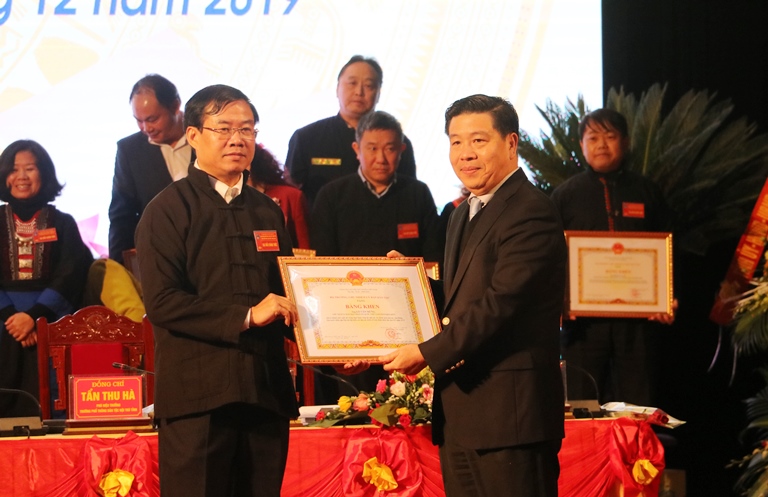 Thứ trưởng, Phó Chủ nhiệm UBDT Lê Sơn Hải trao Bằng khen của Bộ Trưởng Chủ nhiệm UBDT cho các cá nhân có thành tích xuất sắc trong công tác dân tộc