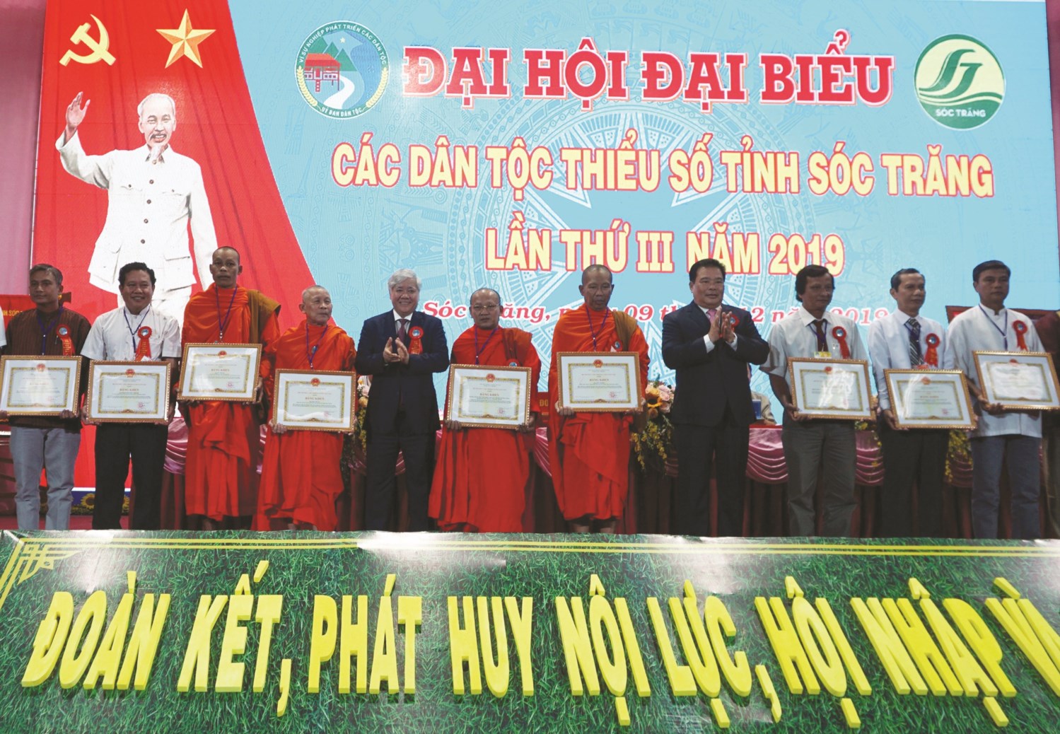 Đồng chí Đỗ Văn Chiến - Ủy viên Trung ương Đảng, Bộ trưởng, Chủ nhiệm UBDT tặng Bằng khen cho các đại biểu