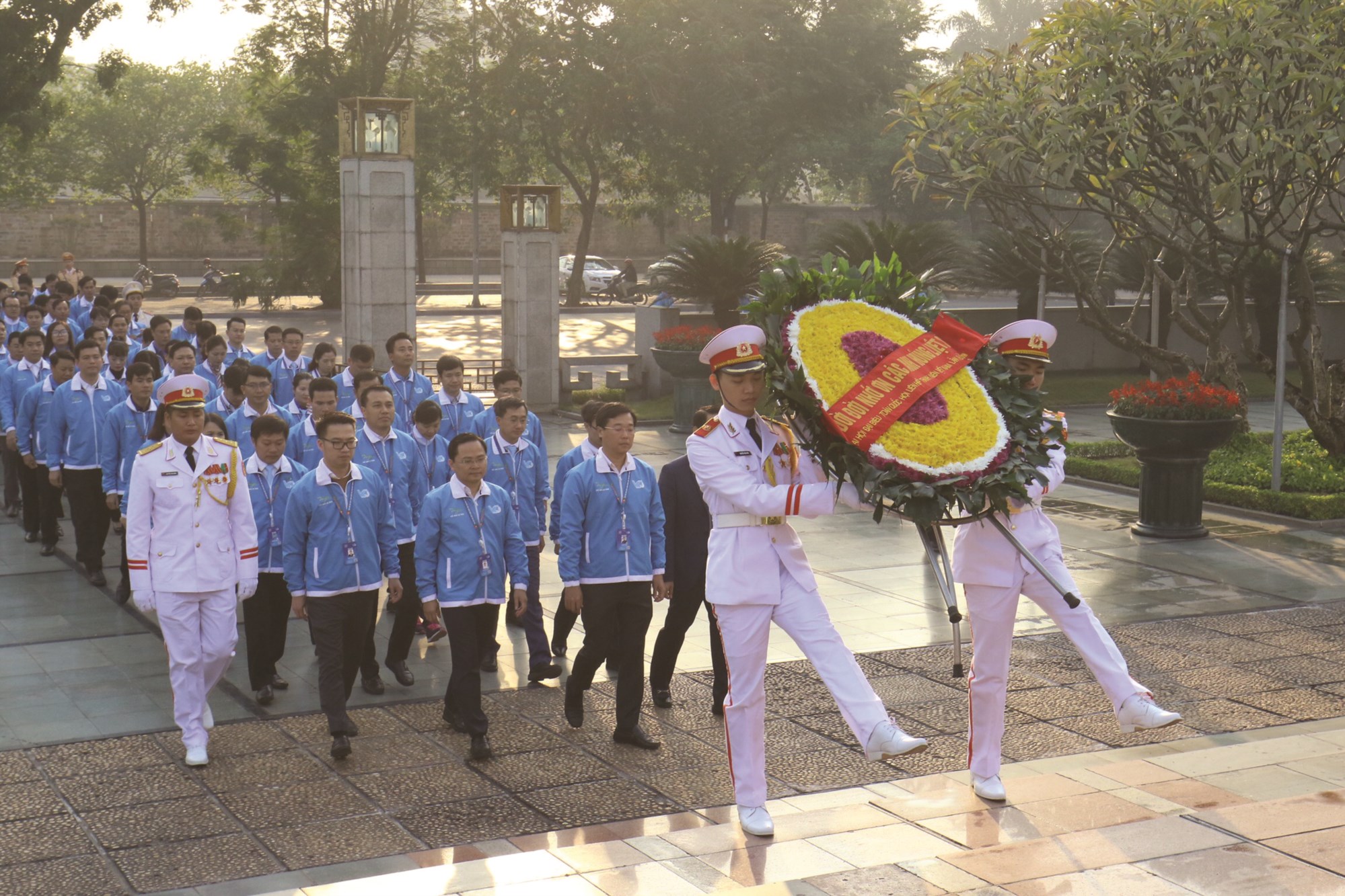Các đại biểu dâng hương tại Đài tưởng niệm các Anh hùng liệt sĩ Bắc Sơn.
