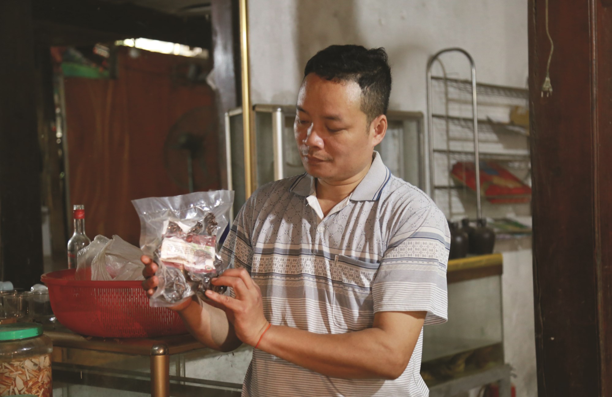 Anh Hoàng Văn Sử với sản phẩm thịt trâu sấy Bảo Yên