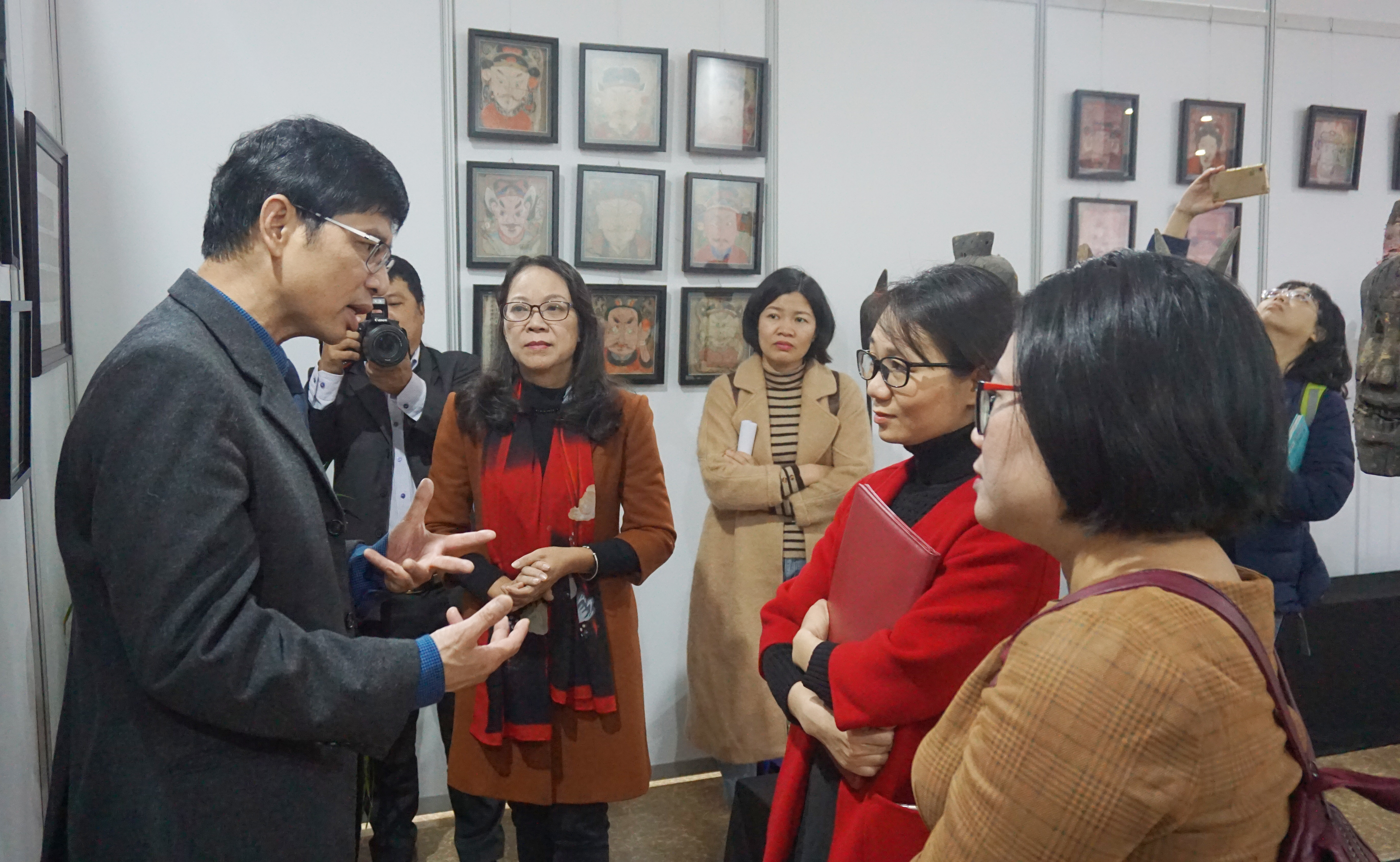 Thứ trưởng Hoàng Thị Hạnh trao đổi với các nhà khoa học tham dự Hội thảo