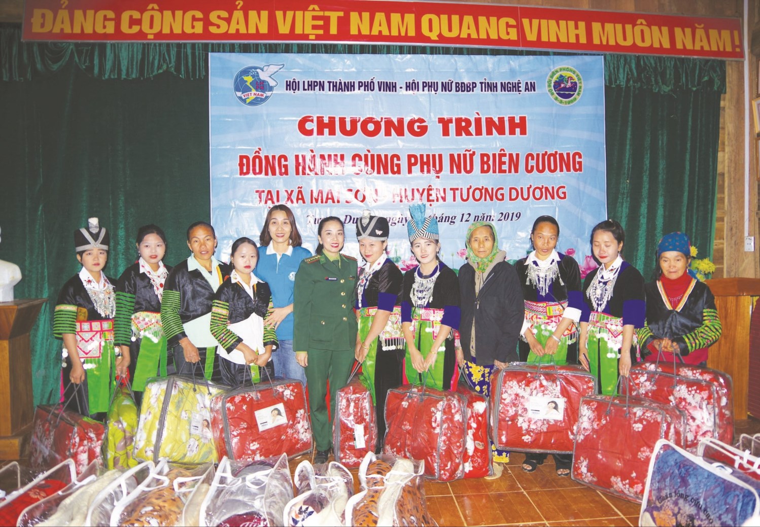 Chương trình tặng chăn ấm cho hội viên phụ nữ bản Phá Kháo, xã Mai Sơn, huyện Tương Dương