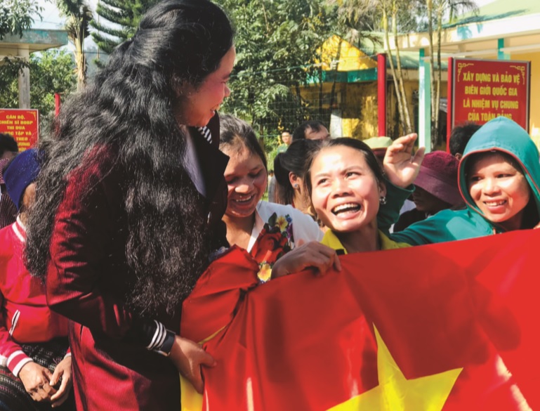 bà hồ Thị Kim cúc, Phó chủ tịch Thường trực huyện Đakrông trao cờ cho người dân xã Pa Nang