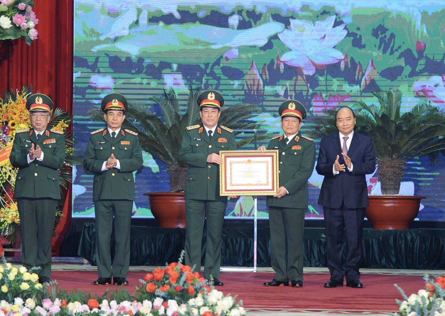 Thay mặt lãnh đạo Đảng, Nhà nước, Thủ tướng Nguyễn Xuân Phúc trao Huân chương Quân công hạng Nhất cho Bộ Quốc phòng. Ảnh: VGP/Quang Hiếu