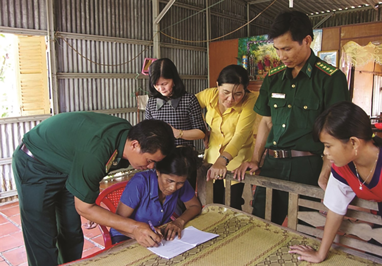 Cô An (người thứ tư từ phải sang trái) cùng Bộ đội Biên phòng tham gia luyện chữ viết cho học viên