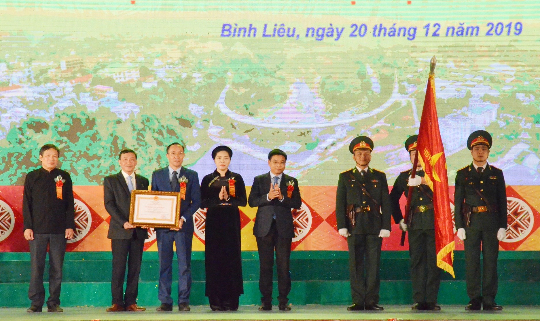 Chủ tịch UBND tỉnh Quảng Ninh (thứ 4 từ phải sang trái) trao Huân Chương Lao động hạng Nhất cho Lãnh đạo huyện Bình Liêu