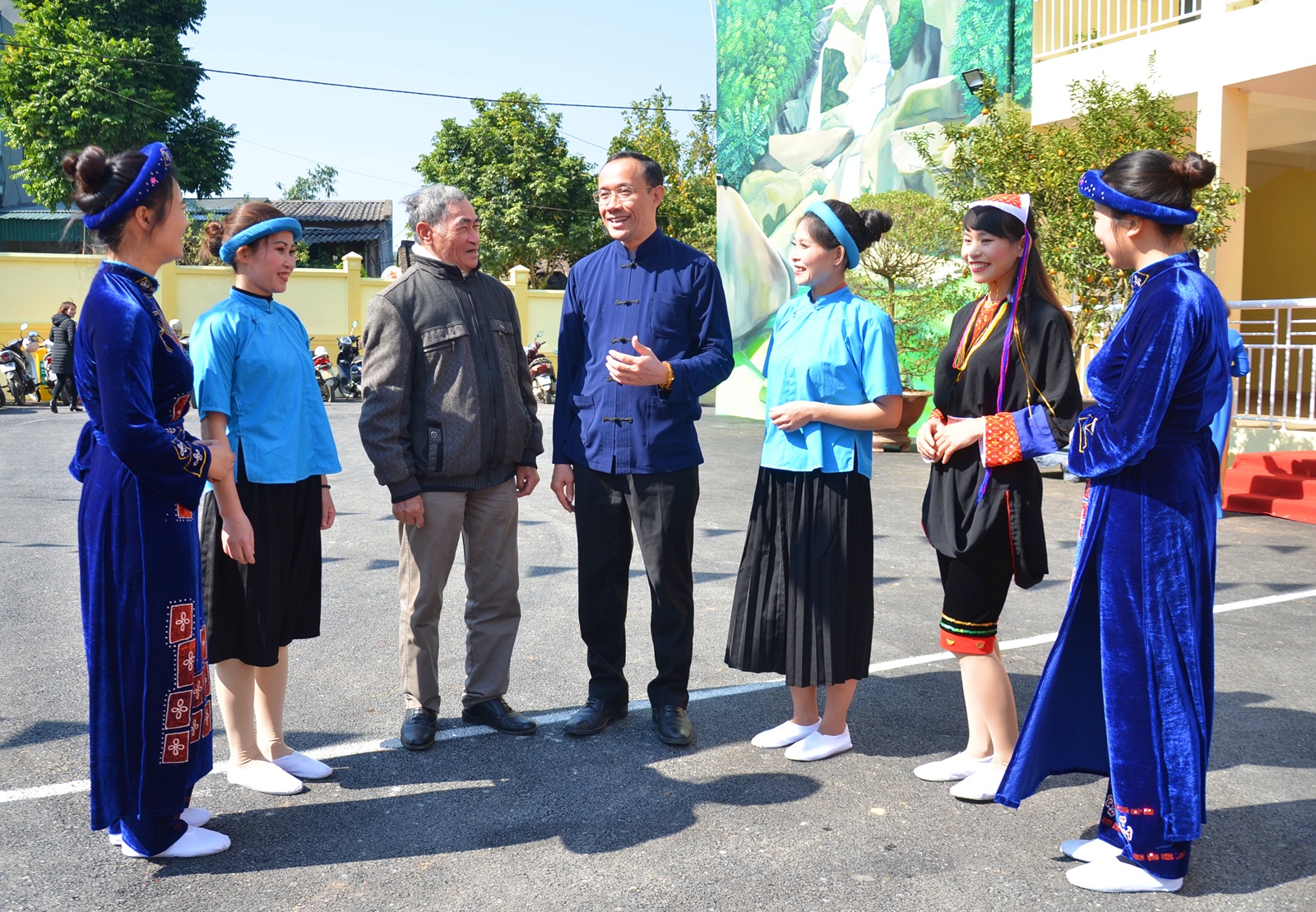Bí thư Huyện ủy Bình Liêu Dương Mạnh Cường (đứng giữa) trò chuyện với đồng bào các dân tộc trong huyện