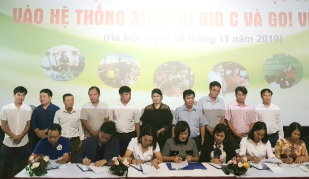 Ký kết giữa các cơ sở địa phương đưa sản phẩm OCOP và đặc sản vùng miền vào Siêu thị Big C và Go! Việt Nam.