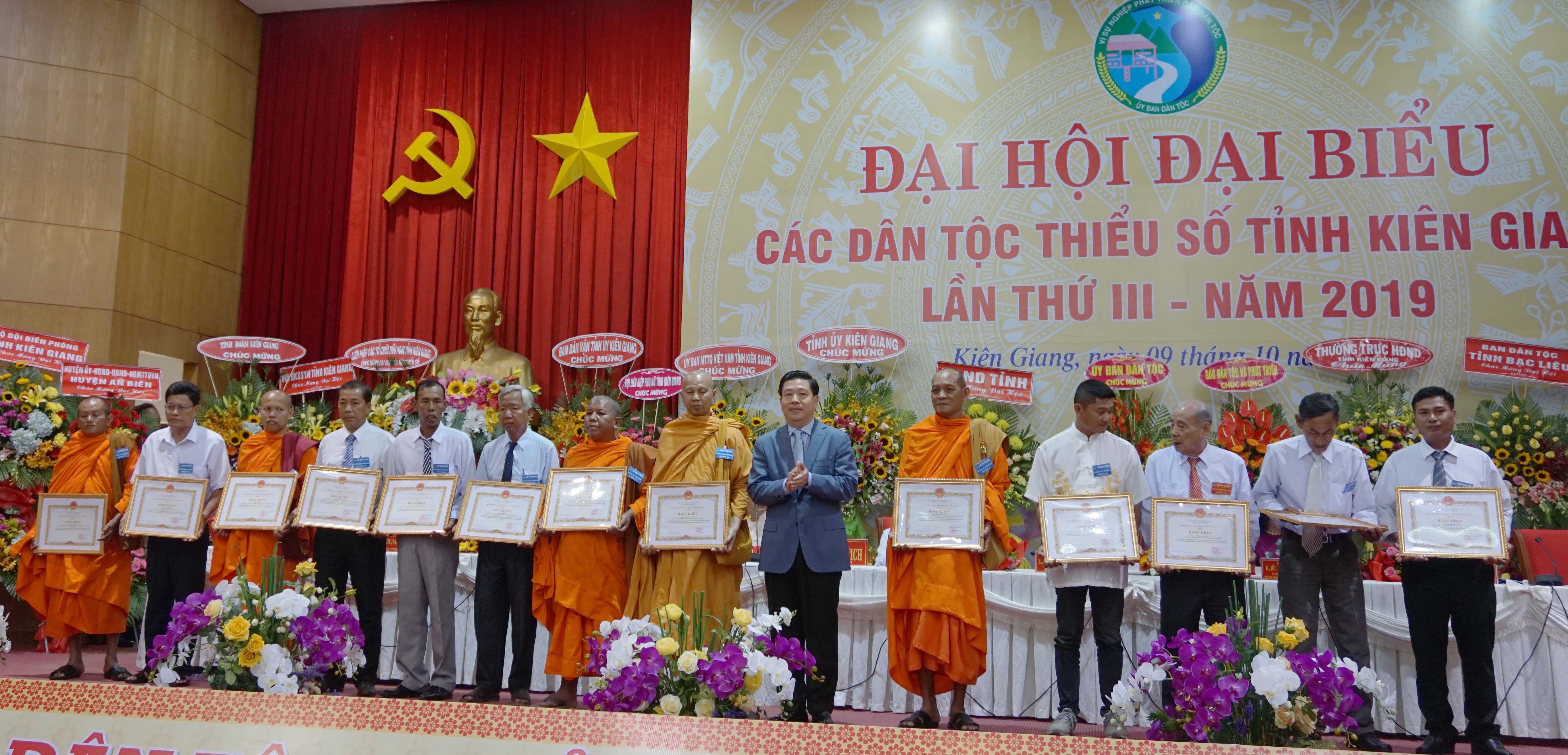 Thứ trưởng, Phó Chủ nhiệm UBDT Lê Sơn Hải trao Bằng khen của UBDT cho các cá nhân xuất sắc