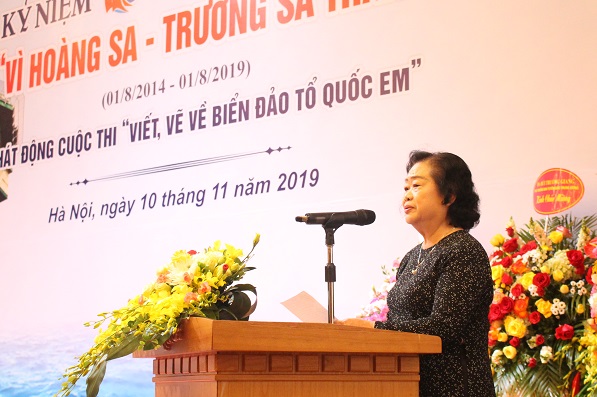 Bà Trương Mỹ Hoa, Chủ tịch Quỹ học bổng Vừ A Dính, Chủ nhiệm Câu lạc bộ “Vì Hoàng Sa - Trường Sa thân yêu” phát biểu tại Lễ kỷ niệm.