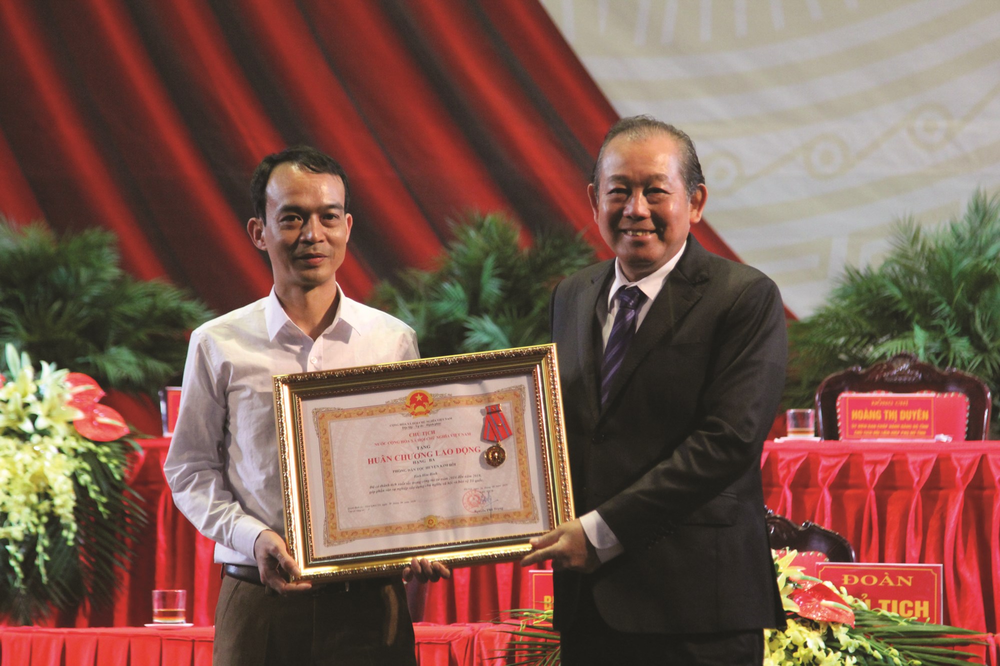 Phó Thủ tướng Thường trực Chính phủ Trương Hòa Bình thay mặt lãnh đạo Đảng và Nhà nước trao tặng Huân chương Lao động hạng Ba cho Phòng Dân tộc huyện Kim Bôi.