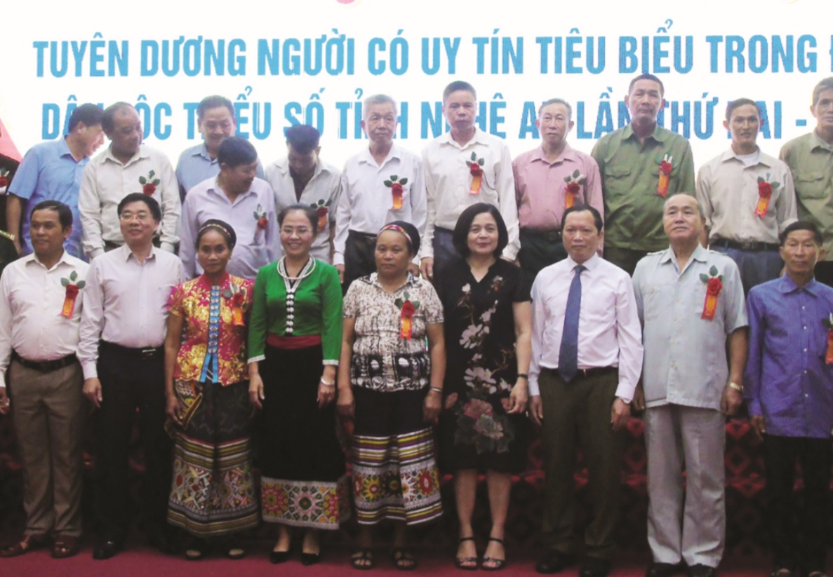  Bà Nguyễn Thị Tư, Vụ trưởng Vụ Dân tộc thiểu số (người đứng thứ 6 hàng đầu từ trái qua phải) chụp ảnh lưu niệm cùng các đại biểu.