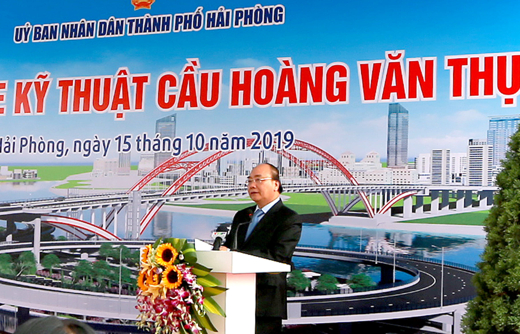 Thủ tướng Nguyễn Xuân Phúc phát biểu tại lễ thông xe cầu Hoàng Văn Thụ