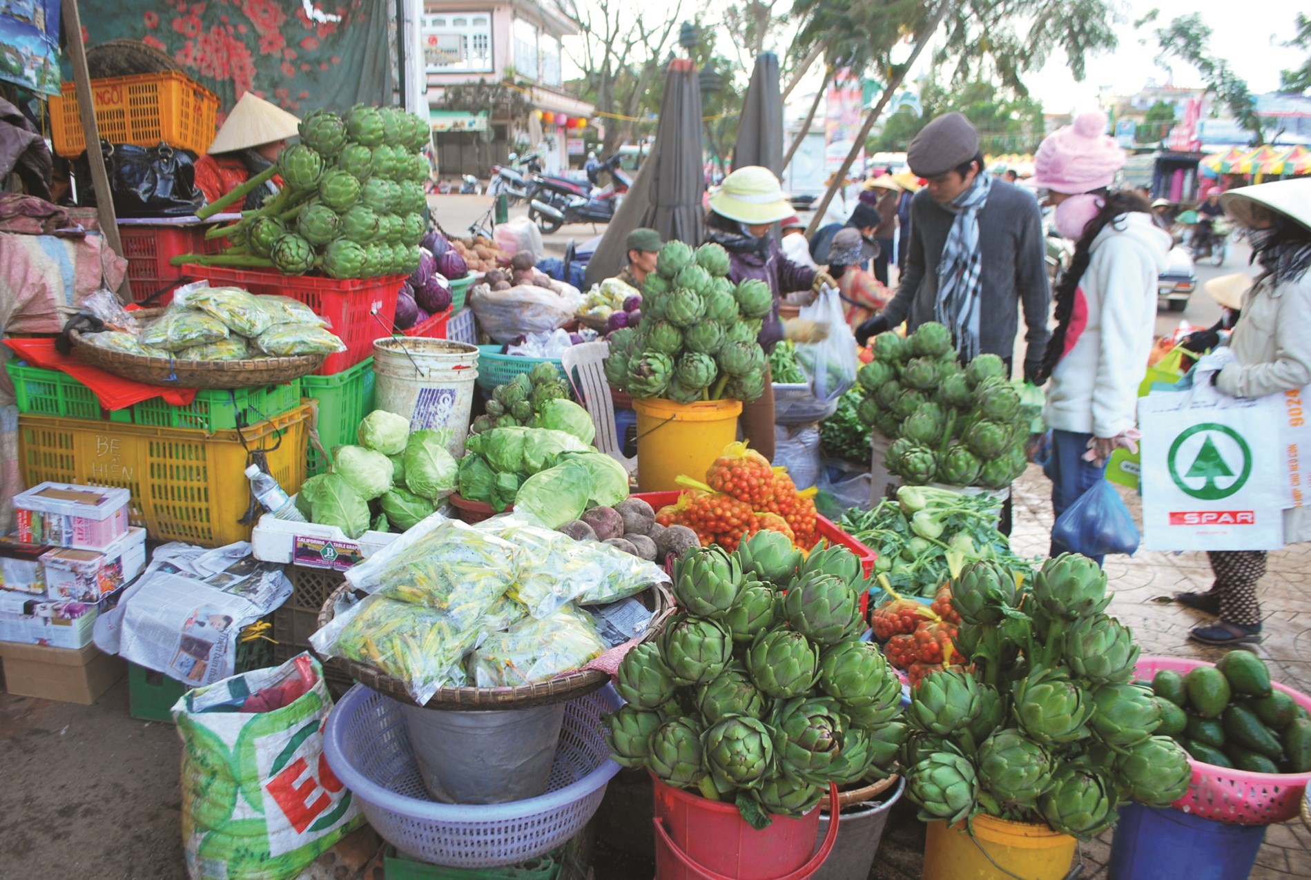 Một gian hàng bày bán phong phú các mặt hàng nông sản tại chợ Đà Lạt