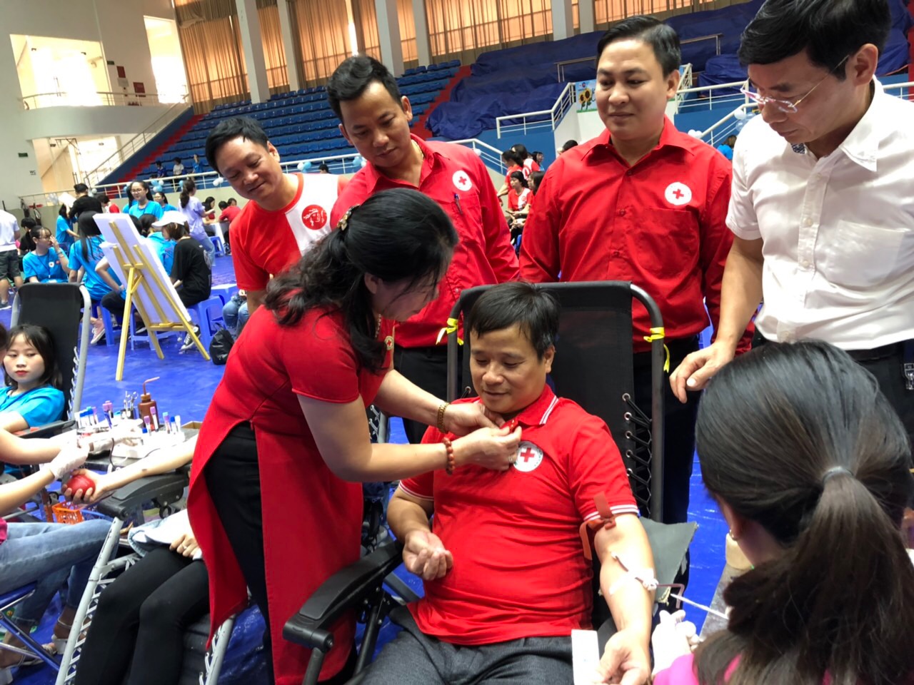 Bà Nguyễn Thị Xuân Thu, Chủ tịch Trung ương Hội Chữ thập đỏ Việt Nam cùng các đại biểu thăm hỏi, động viên các tình nguyện viên hiến máu. 