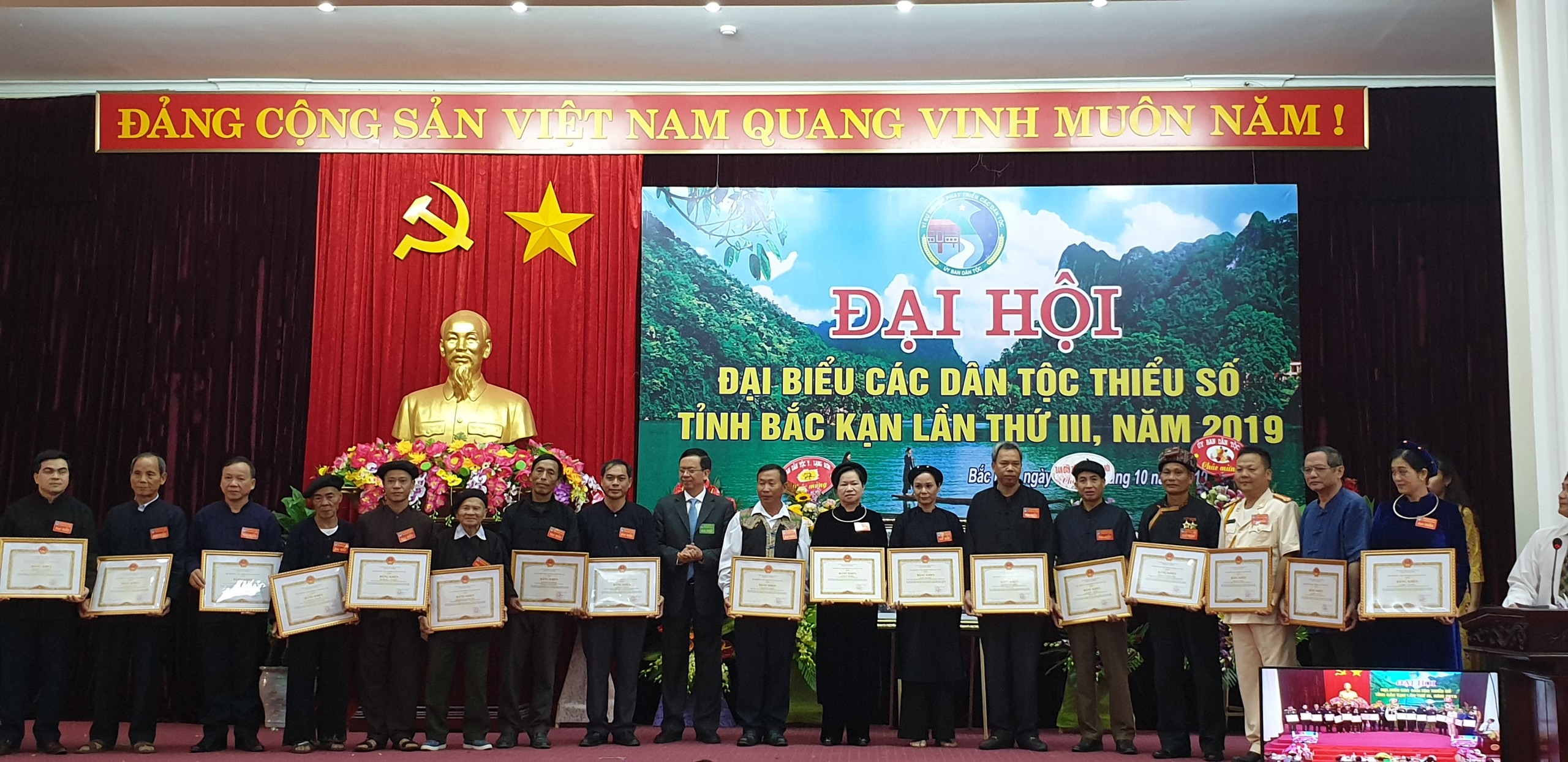 Thứ trưởng, Phó Chủ nhiệm UBDT Phan Văn Hùng trao Bằng khen cho các cá nhân, tập thể có thành tích xuất sắc trong thực hiện chính sách, công tác dân tộc.