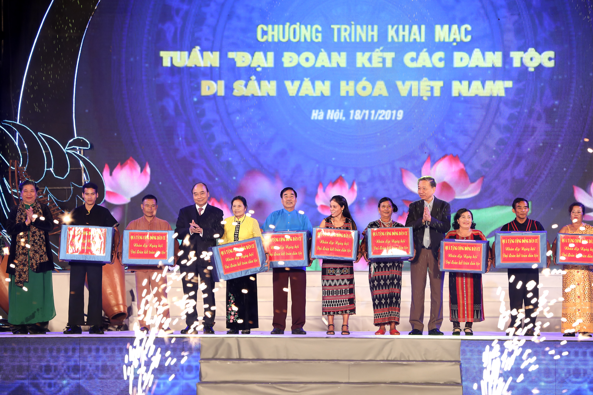 Lãnh đạo Đảng, Nhà nước, MTTQ Việt Nam tặng quà cho bà con đang sinh sống tại Làng Văn hóa- Du lịch các dân tộc Việt Nam