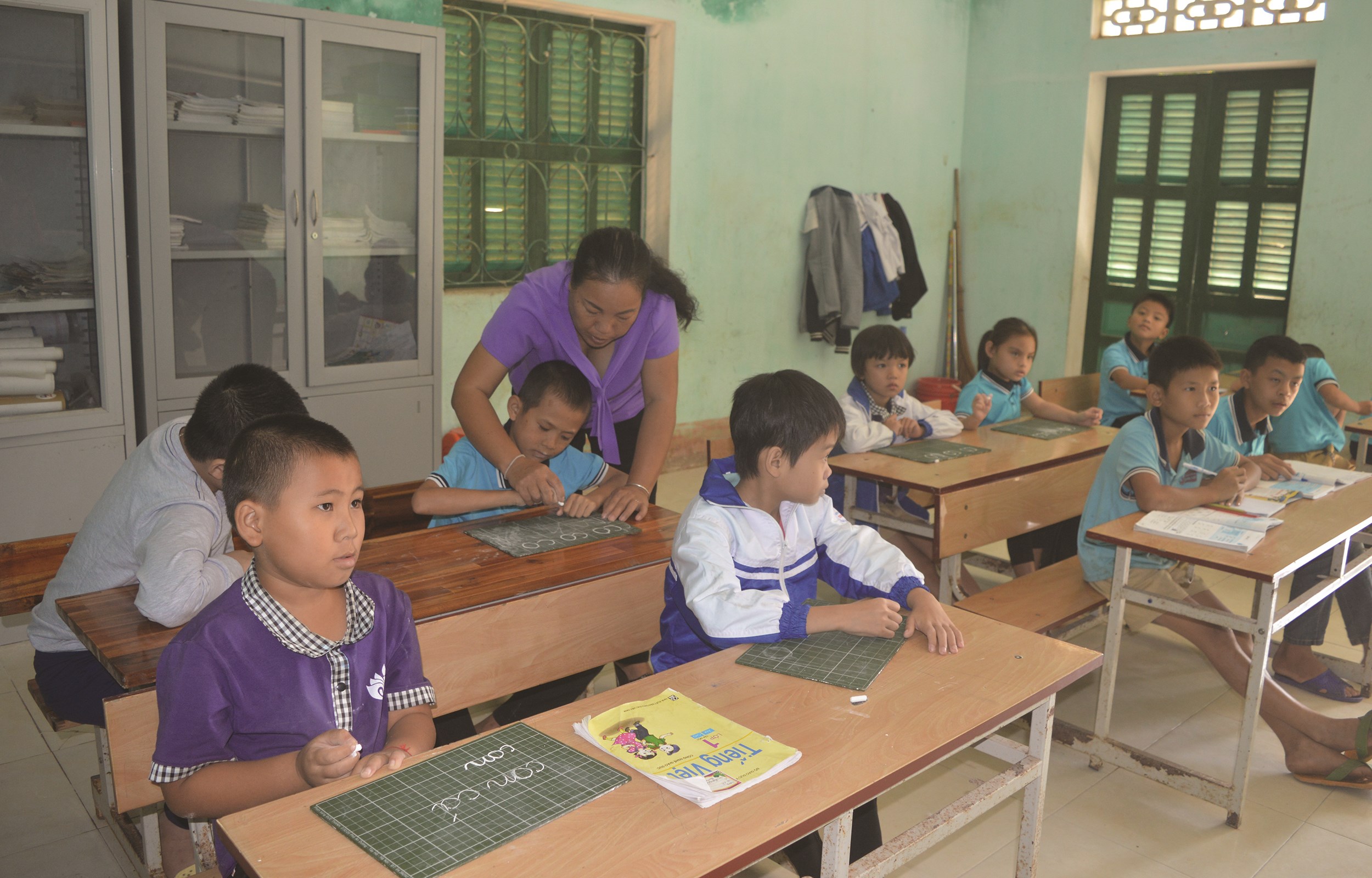 Một giờ học của lớp khuyết tật, Trường Tiểu học Sơn Lạc, xã Kim Phú do cô giáo Nguyễn Thị Hội chủ nhiệm